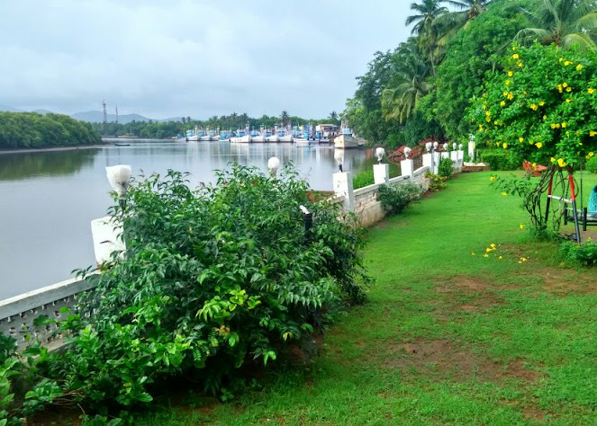 Upvan Lake Garden - slide 5