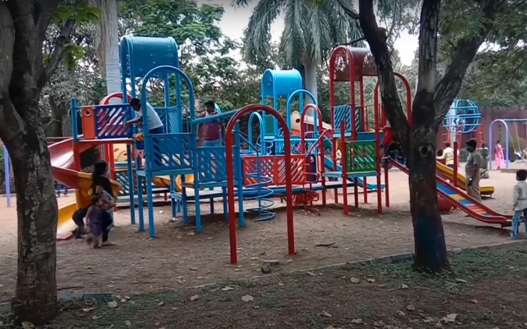 Pratap Ghogale Municipal Recreation Ground & Garden - slide 2