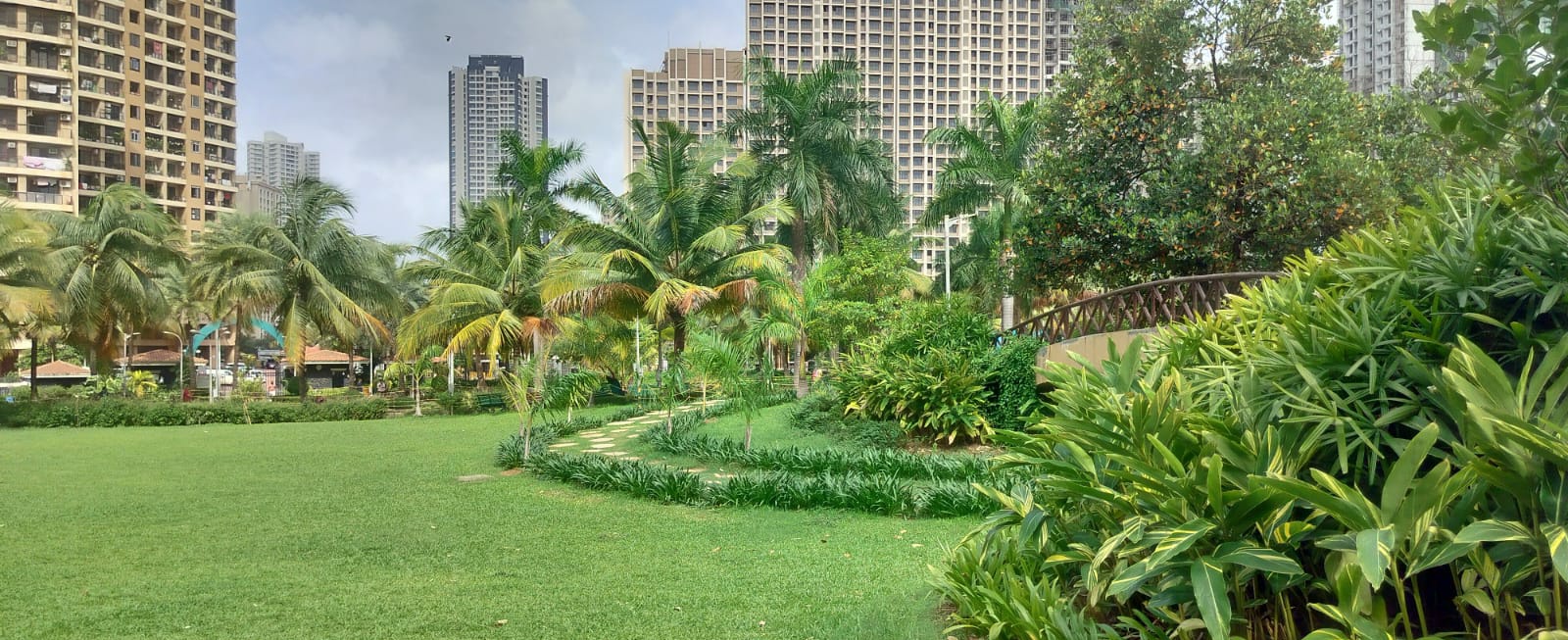 Sheila Raheja Garden - slide 2